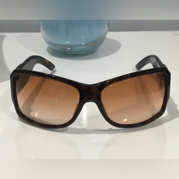 DIOR TORTOISE SUNGLASSES W/ CLASSIC D BUCKLE ON SIDE. WITH CASE. - Picture 2 of 13